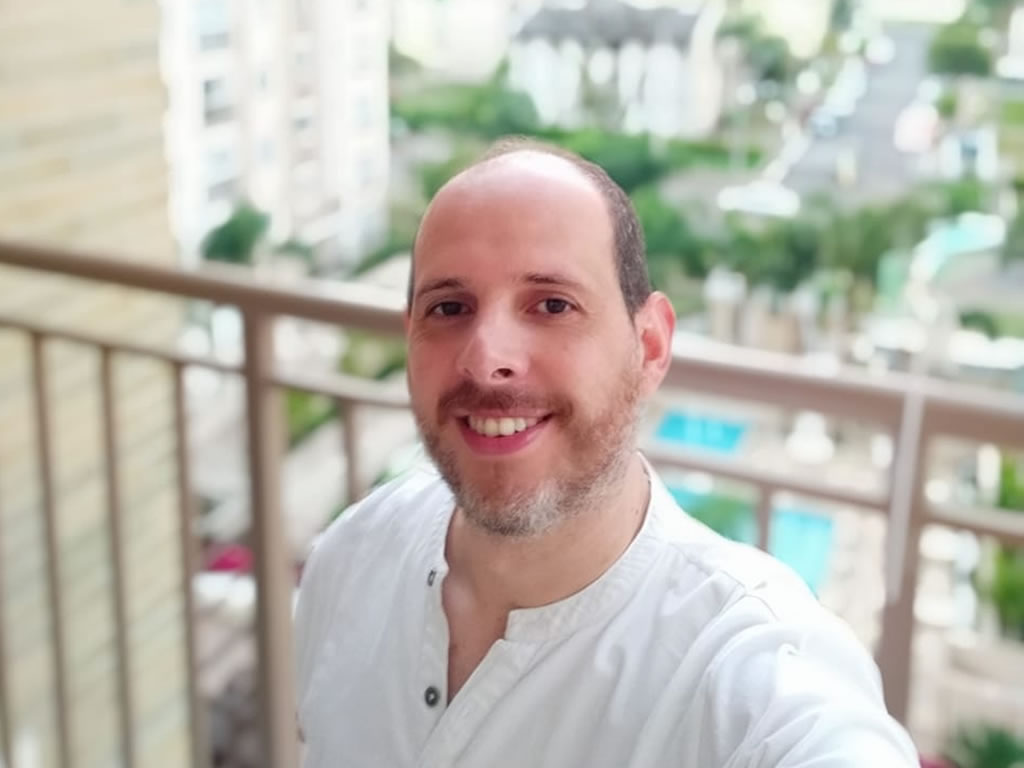 Pessoa aprendendo a programar do zero no computador